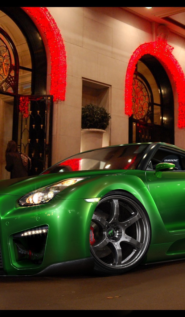 Зеленый Nissan GT-R у входа в отель