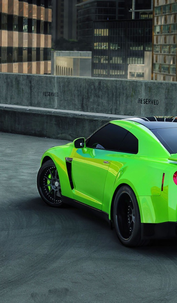 Зеленый Nissan GT-R на гоночной трассе