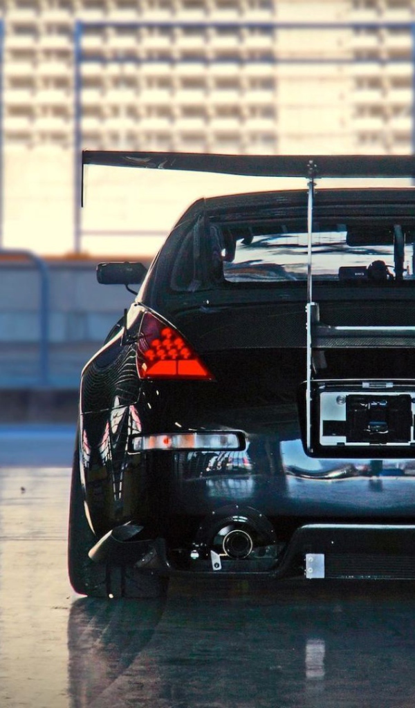 Автомобиль Nissan 350Z в гараже