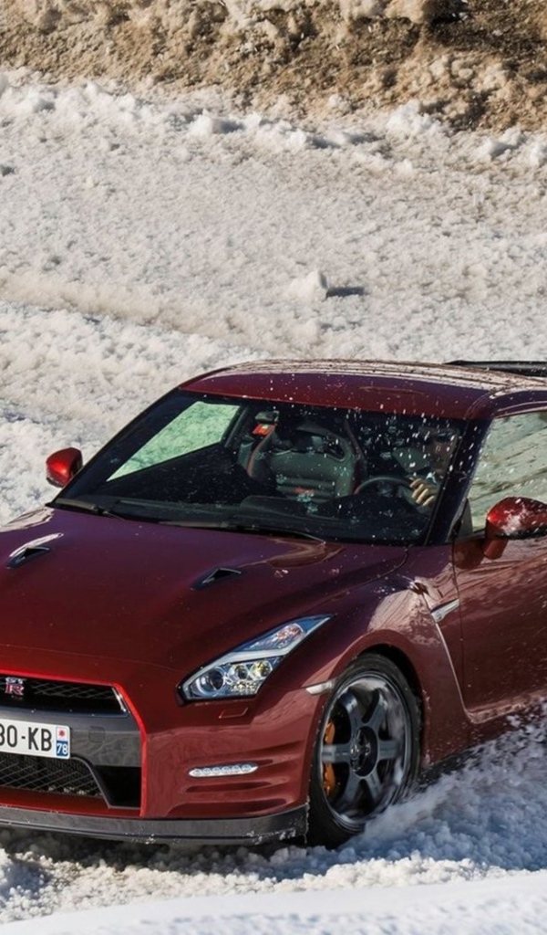 Дрифт красного Nissan по снегу