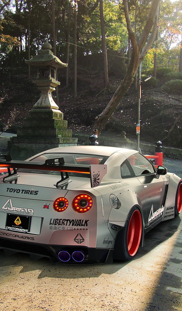 Nissan GT-R на въезде в парк