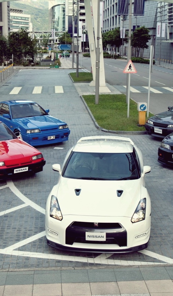 Автомобили Ниссан разных поколений