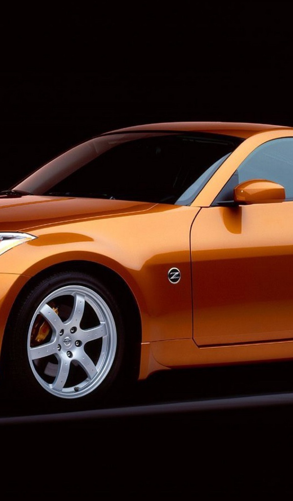 Оранжевый Nissan 350Z на черном фоне