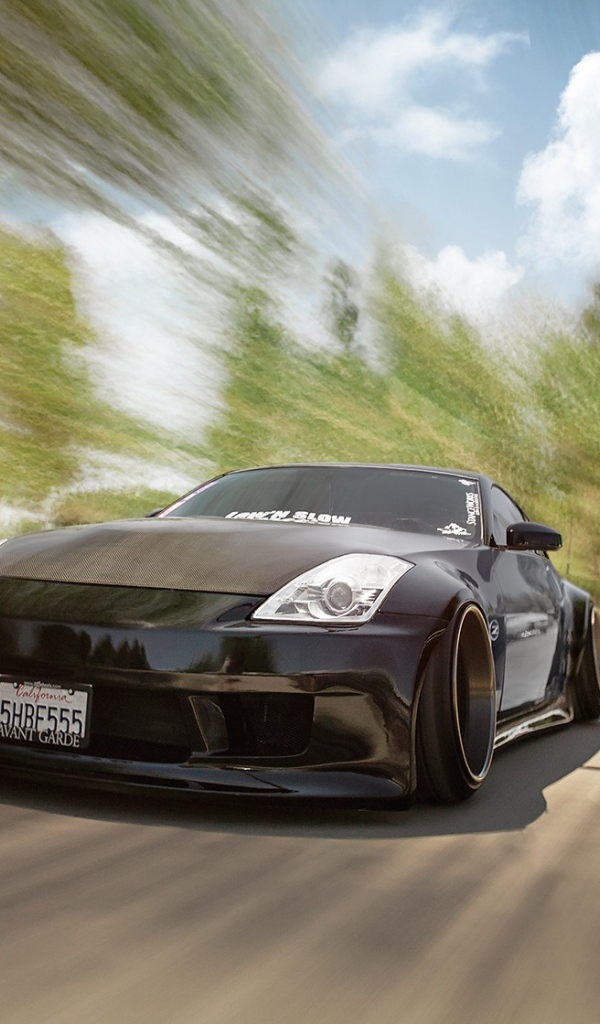 Быстрый черный Nissan 350Z