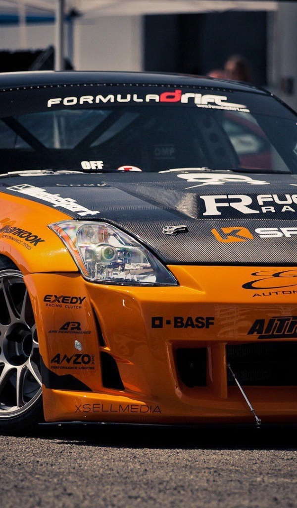 Гоночный Nissan 350Z оранжевого цвета