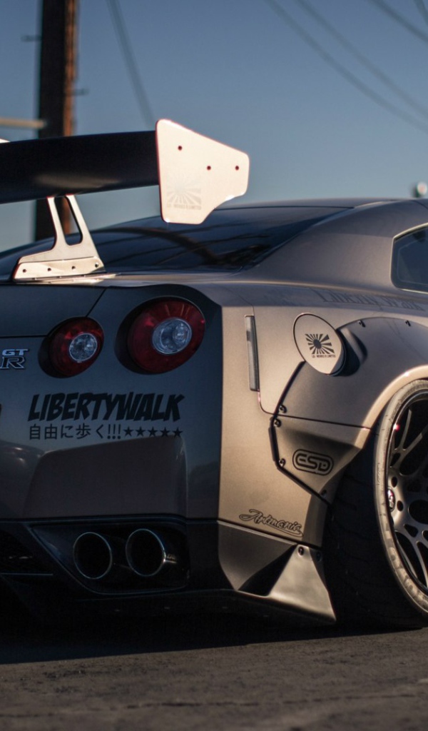 Гоночный Nissan GT-R