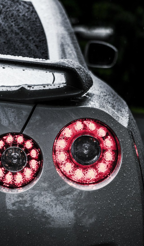 Задние огни автомобиля Nissan GT-R