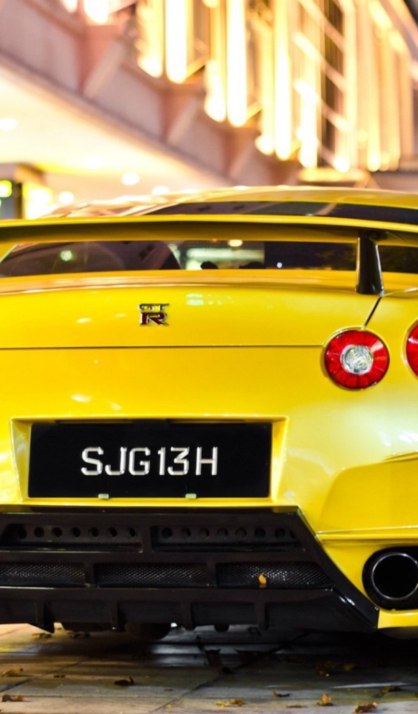 Вид сзади на желтый Nissan GT-R