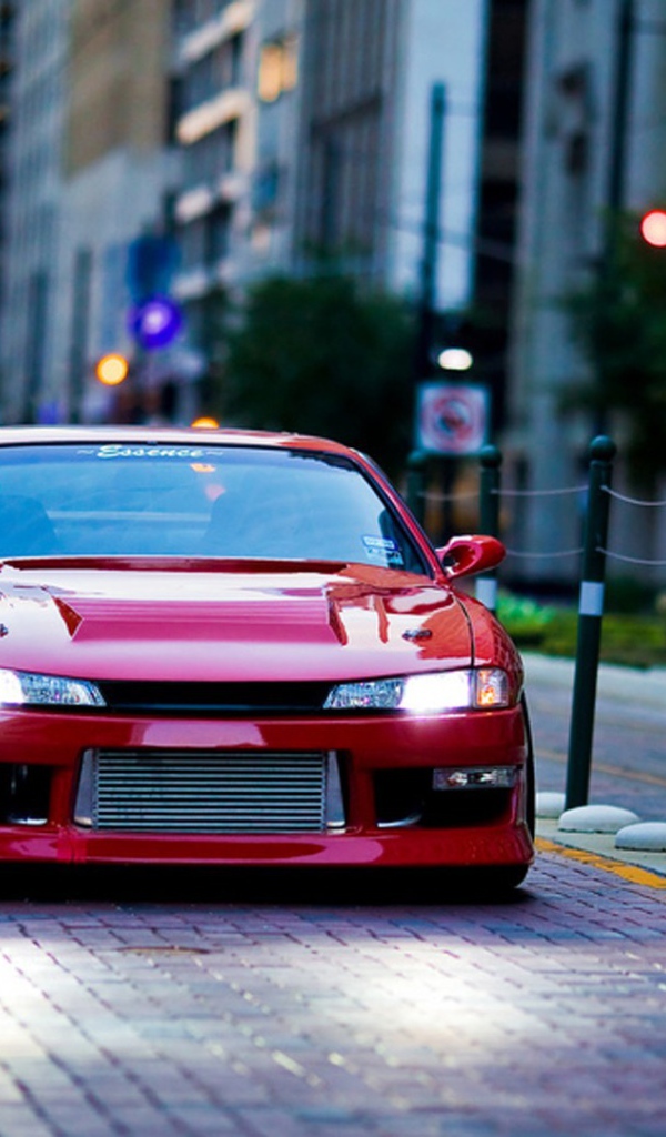 Красный Nissan GT-R на городской улице