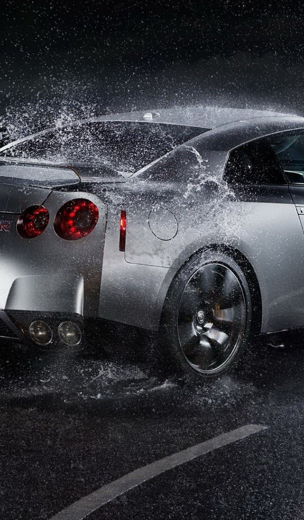Серебристый Nissan GT-R под дождем