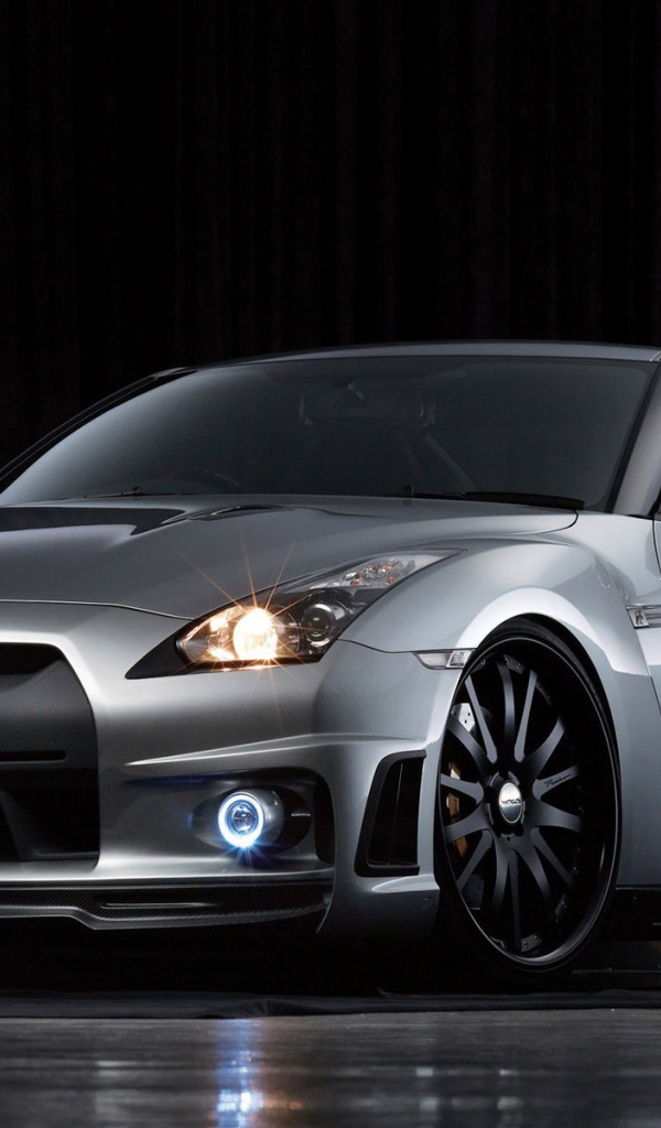 Серебристый автомобиль Nissan GT-R R35