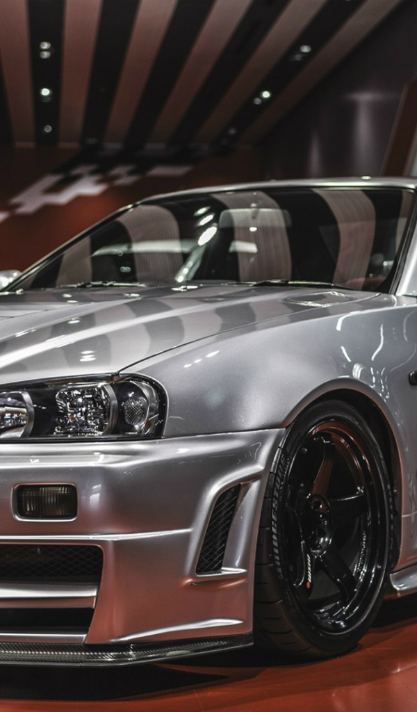 Серебристый автомобиль Nissan Skyline GT-R Nismo