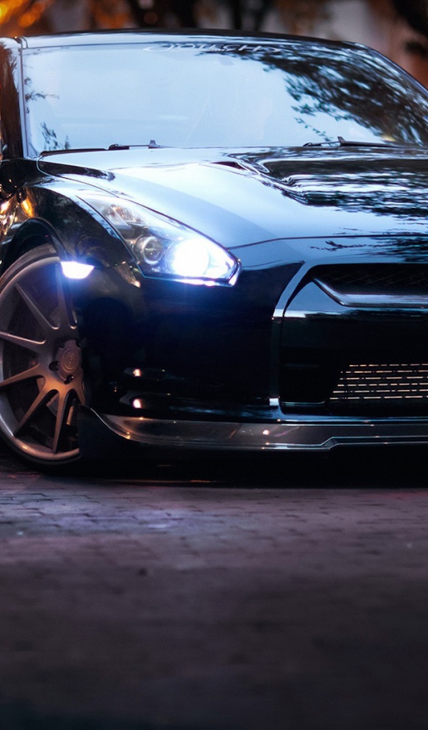 Стильный черный Nissan GT-R