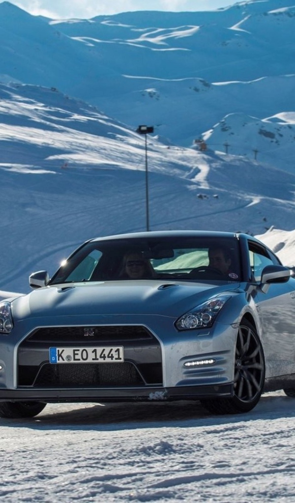 Испытание автомобиля Nissan в горах