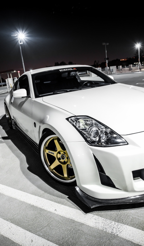 Белый ниссан 350 z