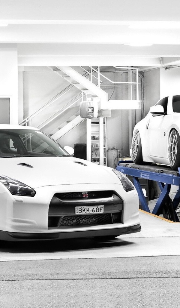 Белые Nissan 370Z в автосервисе