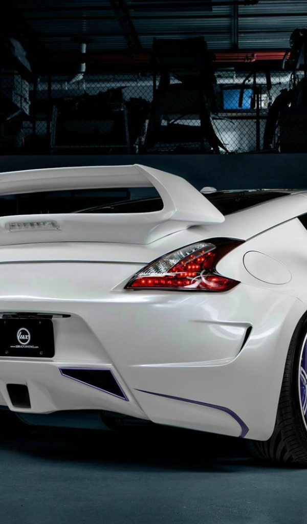 Спортивный белый Nissan 370Z