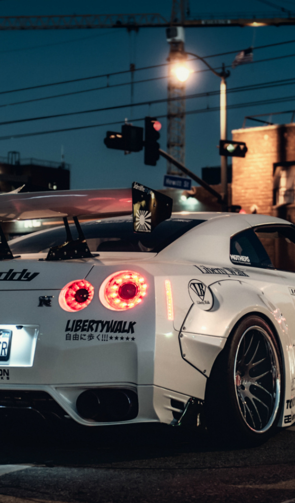 Белый Nissan GT-R