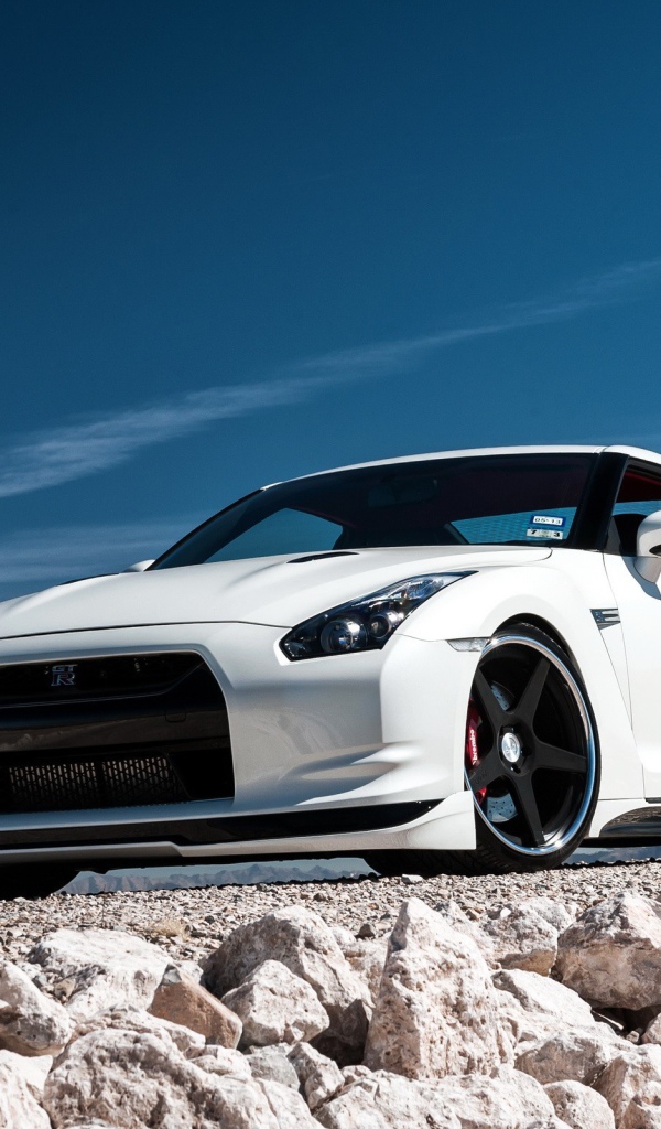 Белый Nissan GT-R на белых камнях