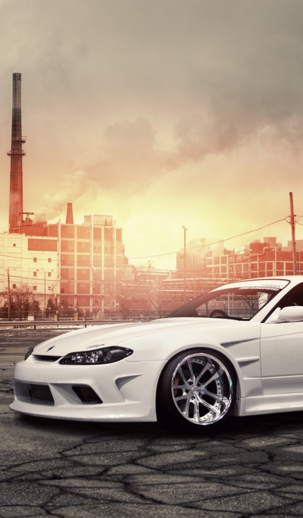 Белый Nissan Silvia S15 на фоне завода