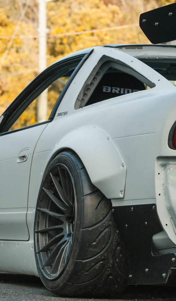 Белый спортивный Nissan 380SX