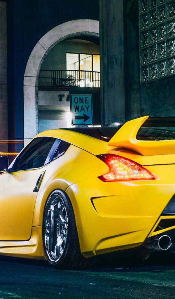 Желтый Nissan 370Z