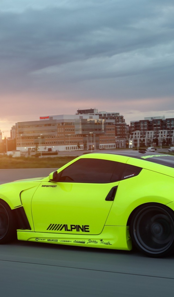 Желтый Nissan 370Z на дороге