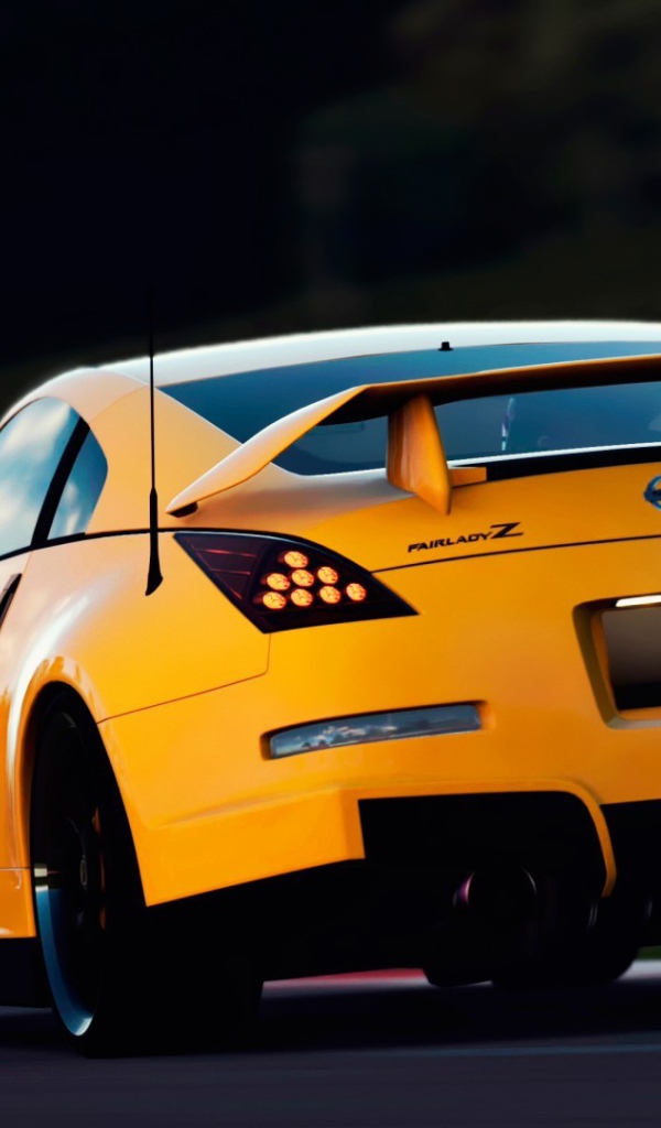 Желтый автомобиль Nissan 350Z