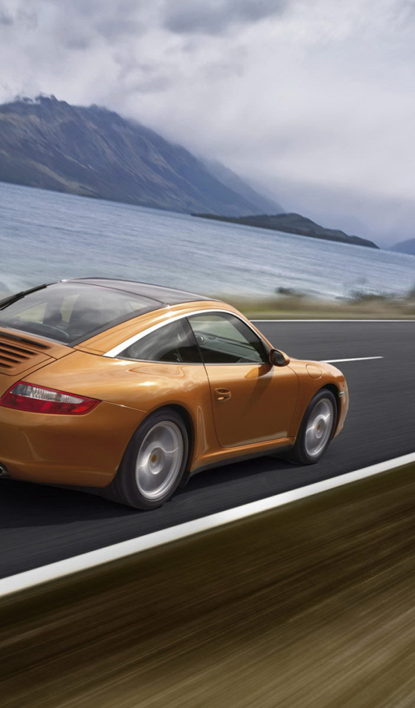 Золотистый автомобиль на дороге