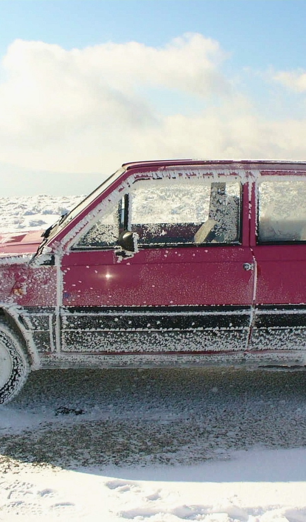 Розовый автомобиль в инее