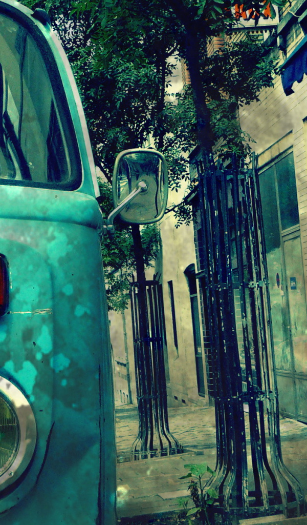 Ретро автомобиль на старой улице