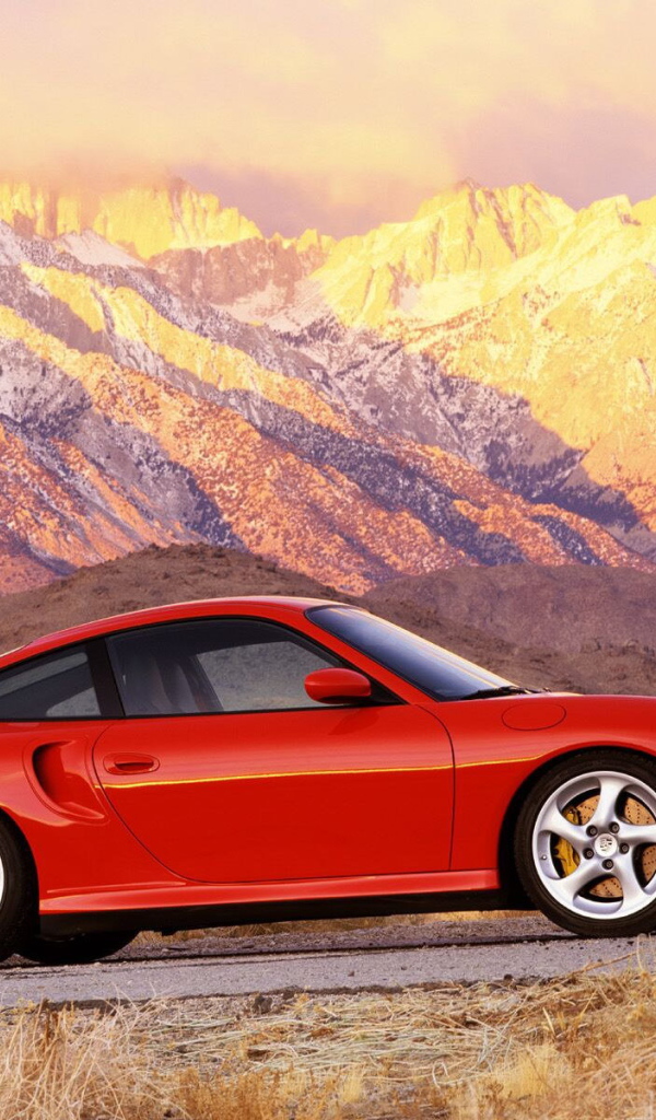 Красный автомобиль на фоне гор