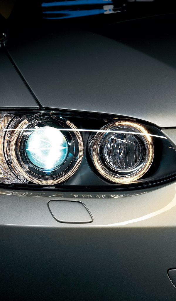 Фара серебристого автомобиля