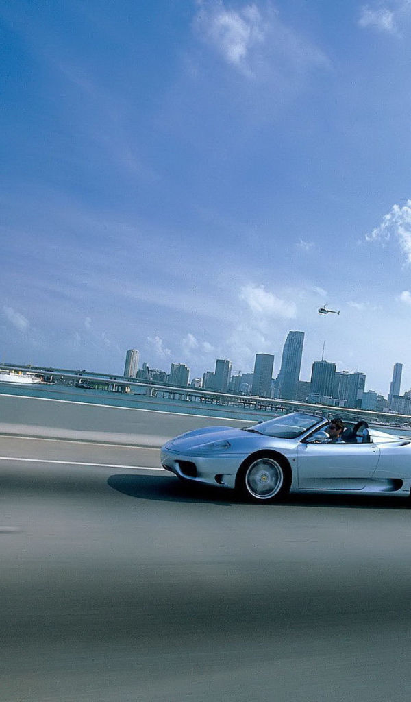 Белый кабриолет мчится по дороге