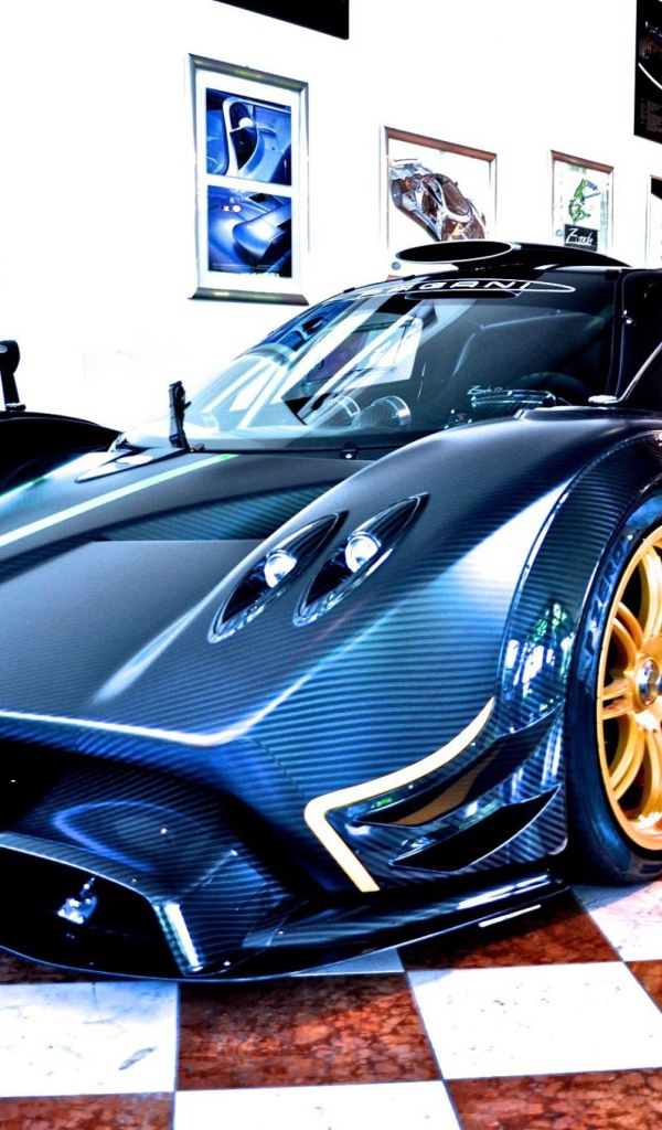 Автомобиль Pagani в помещении