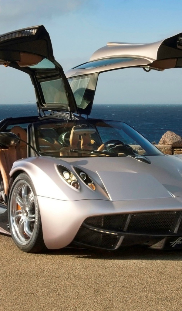 Авто Pagani на берегу моря