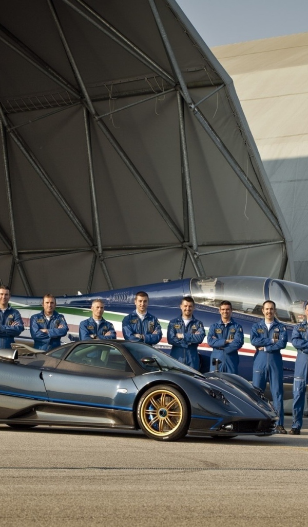 Команда пилотов с самолетом и автомобилем Pagani Zonda Tricolore