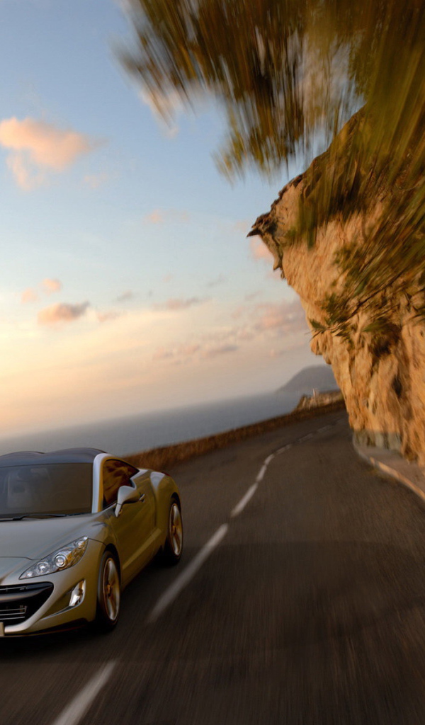 Автомобиль на дороге у моря