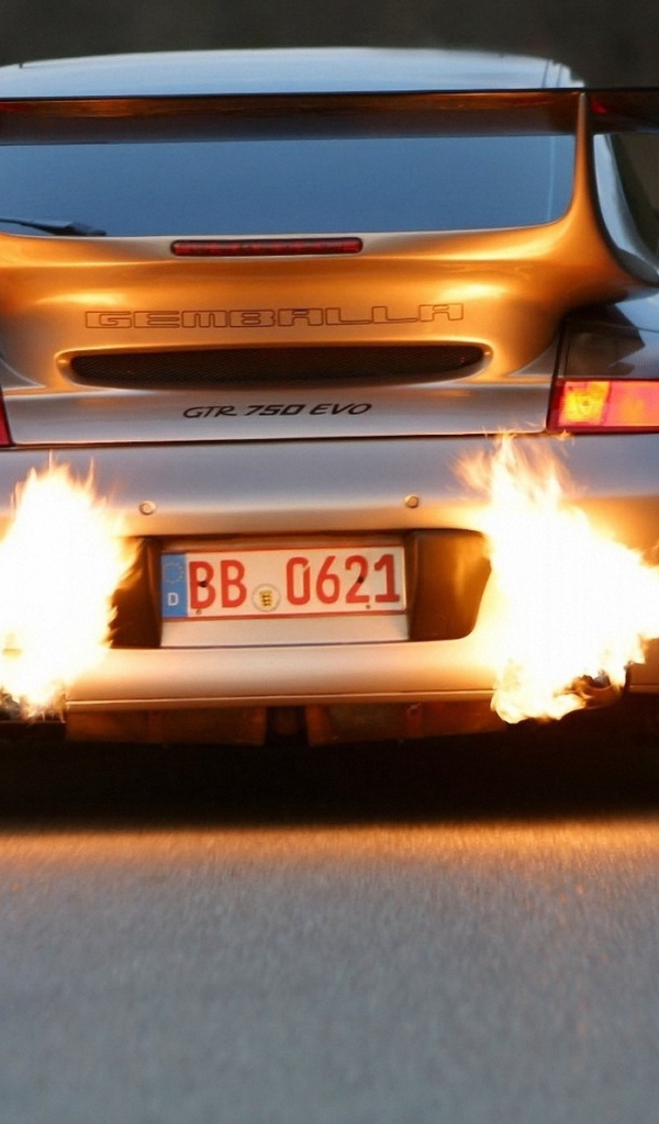 Пламя из выхлопной трубы автомобиля Porsche