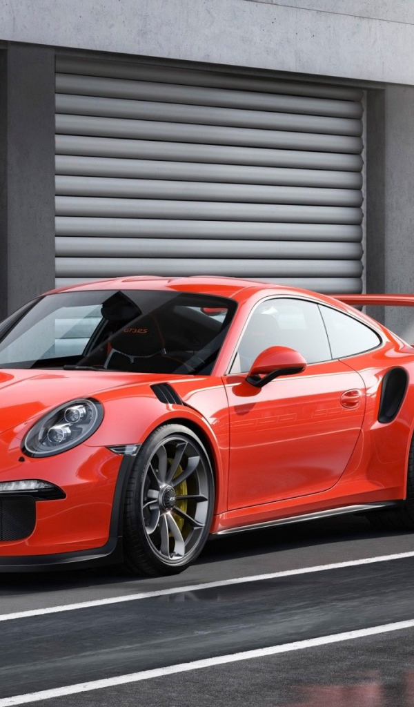 Красный Porsche 911 GT3 RS у ворот гаражей