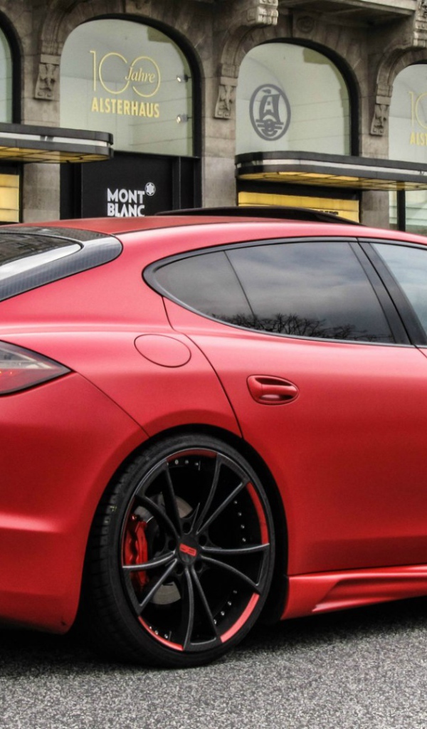 Красный автомобиль Porsche Panamera