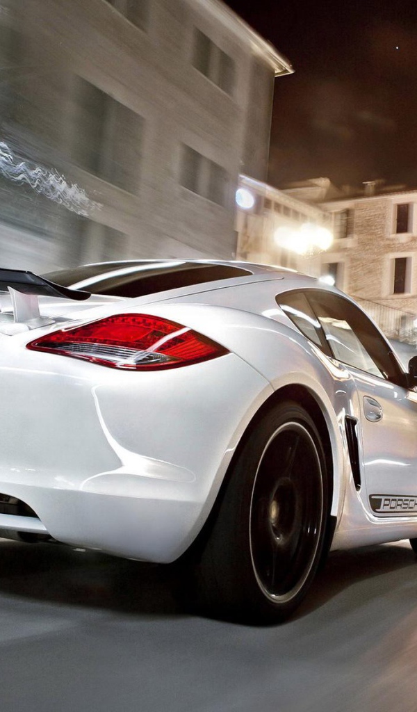 Белый Порше Бокстер на городской улице