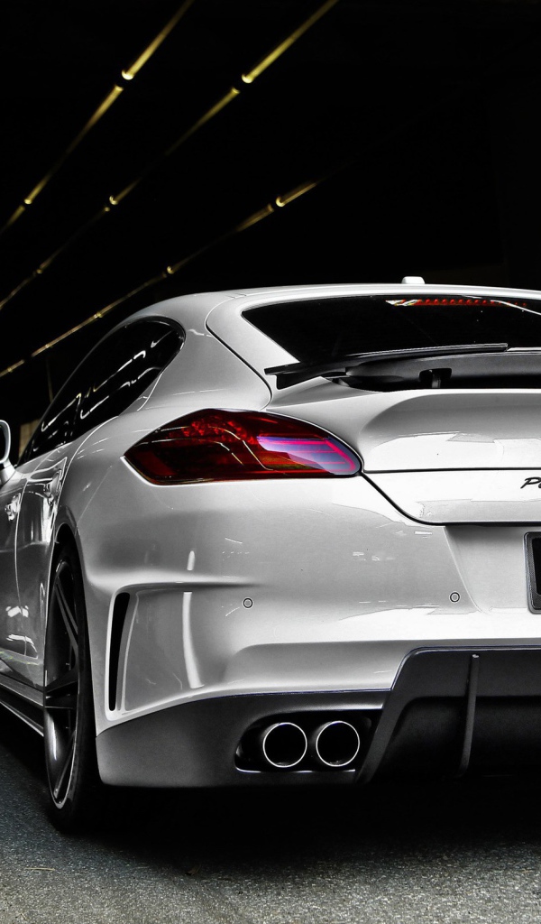 Белый Porsche Panamera в тоннеле