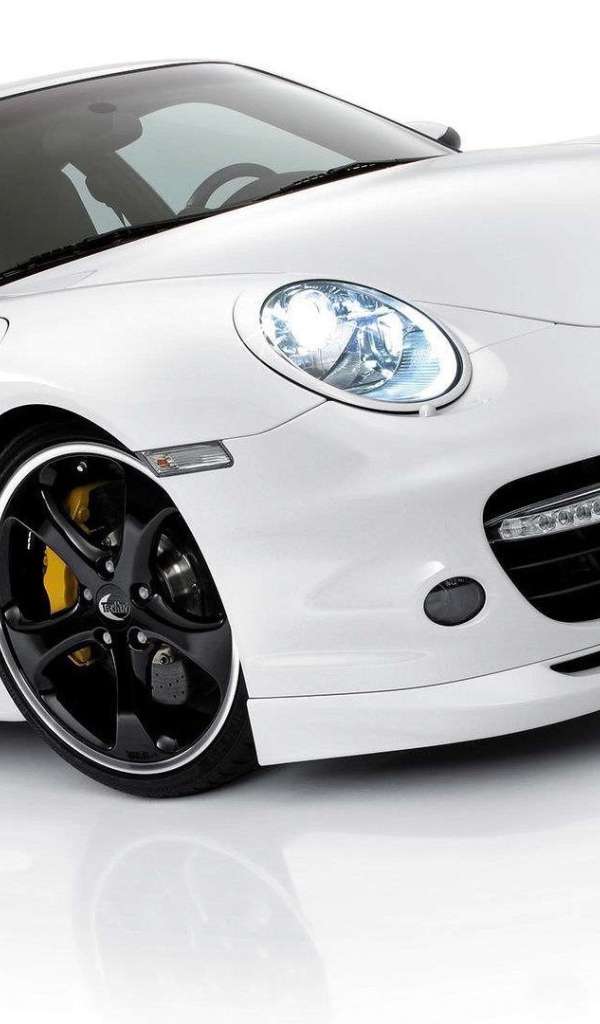 Белый спорт кар Порш на белом фоне