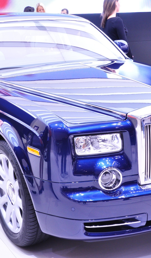 Синий Rolls-Royce на выставке