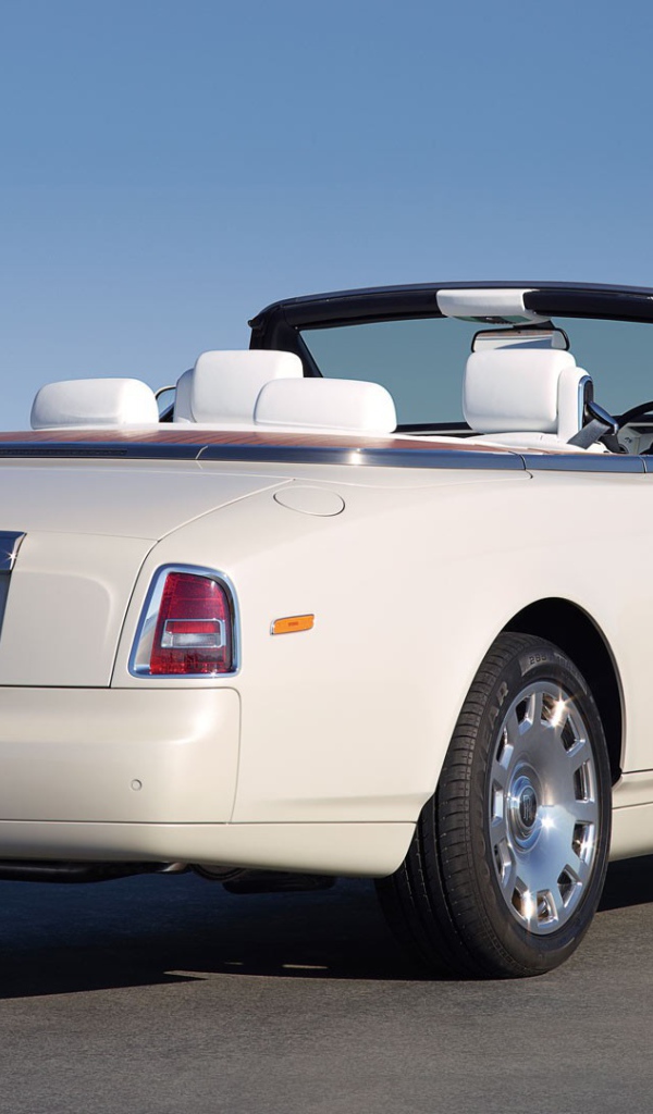 Белый кабриолет Rolls-Royce Phantom