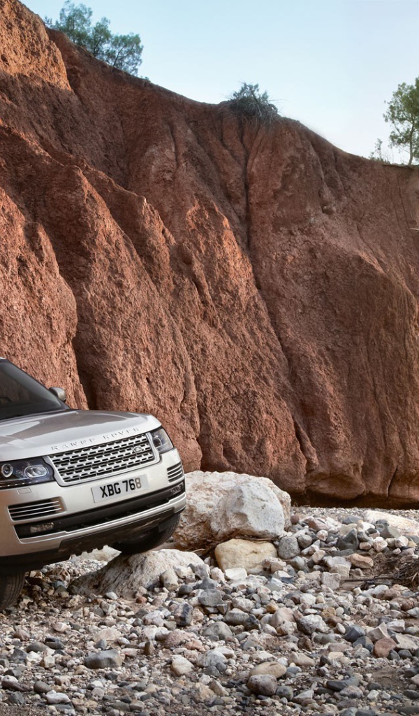 Автомобиль Range Rover у красной скалы