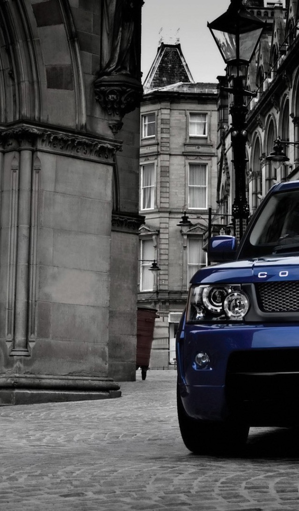 Мощный синий Range Rover