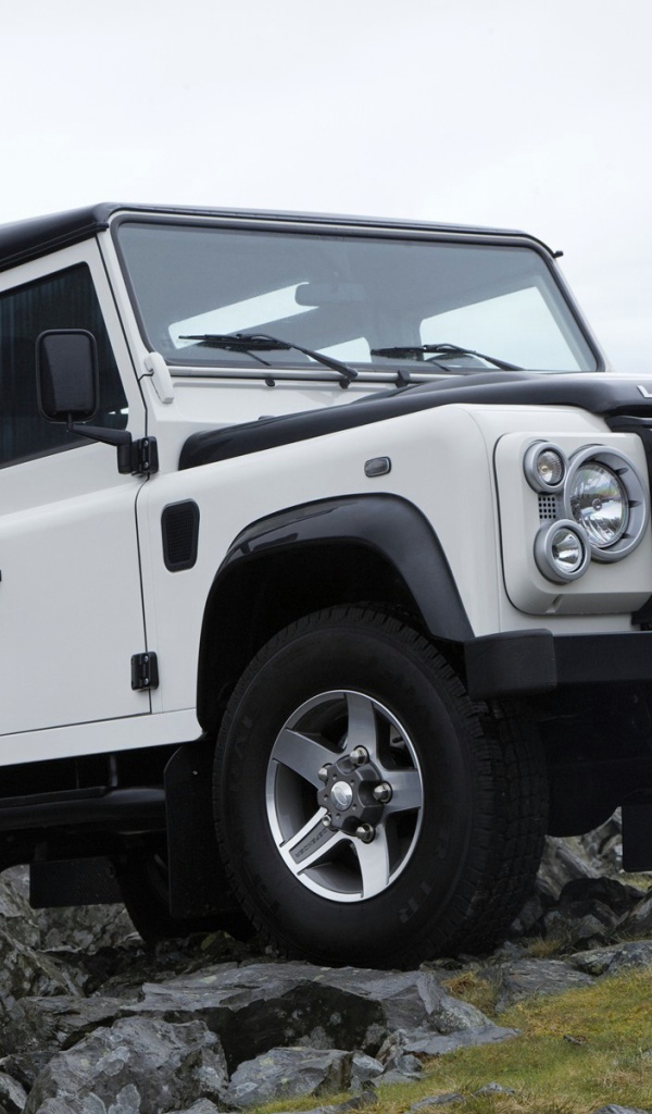 Белый внедорожник Land Rover в горах