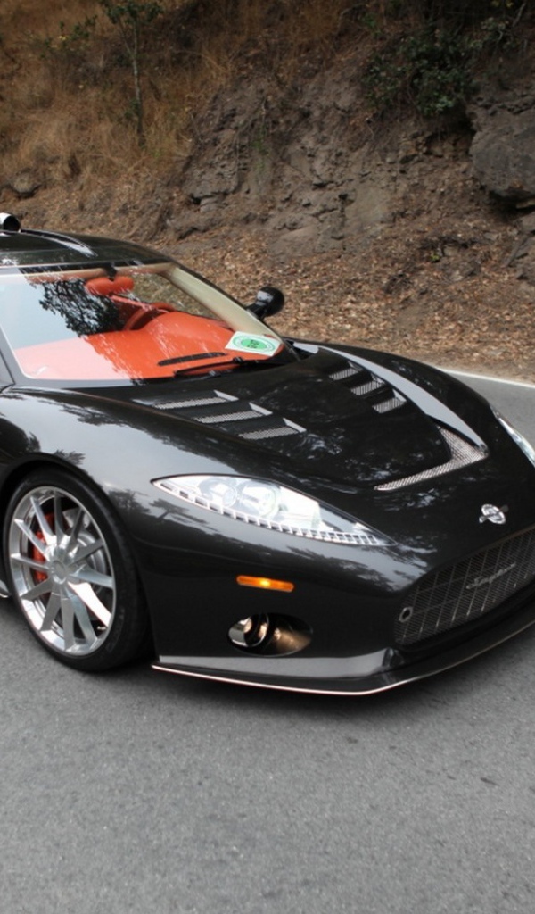 Черный Феррари Spyker на шоссе